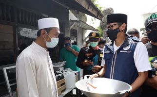 Sandiaga Uno Bagikan Peralatan Usaha untuk UMKM di Kampung Pedaengan - JPNN.com