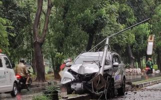 Lalai, Pengendara Mobil Tabrak Tiang Lampu Jalan di Jaktim, Lihat nih Fotonya - JPNN.com