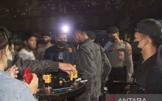 Malam-Malam Polisi Masuk Diskotek, Pengunjung Lagi Asyik Begituan, Ketahuan Deh - JPNN.com