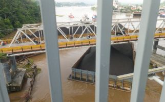Terseret Arus Sungai, Kapal Tongkang Menghantam Jembatan Mahakam, Nih Penampakannya - JPNN.com