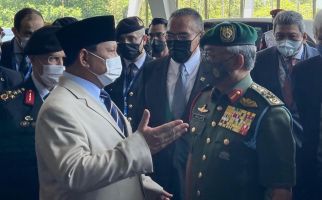 Hadiri Pameran Pertahanan, Menhan Prabowo Berbincang Akrab dengan Raja Malaysia - JPNN.com