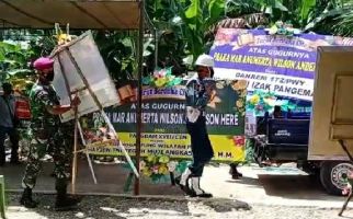 Sejumlah Prajurit Marinir Berjaga di Lorong Rumah Korban Penyerangan KKB, Lihat Itu - JPNN.com