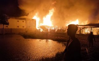 Tempat Hiburan Malam Terbakar Saat Pengunjung Ramai, Mencekam, Rumah Warga Hangus - JPNN.com