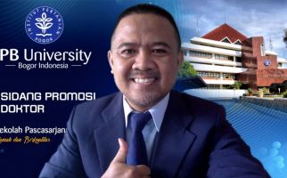 Eks Satpam IPB Raih Gelar Doktor Berkat Disertasinya soal Desa Digital - JPNN.com