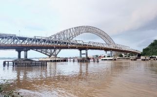 Ditabrak Tongkang, Pilar Jembatan Mahakam Retak, Kendaraan Berat Dilarang Melintas, Sampai Kapan? - JPNN.com