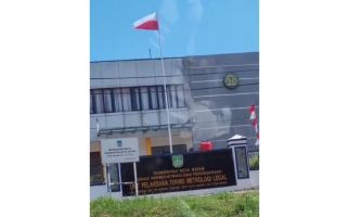 Parah, Bendera Merah Putih Dipasang Terbalik di Batam, Pakar Hukum Ini Berkata - JPNN.com