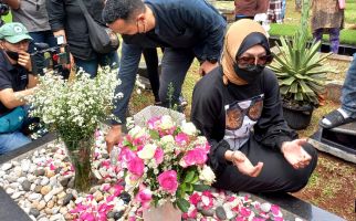 Jelang Ramadan, Angelina Sondakh Berziarah ke Makam Adjie Massaid, Bawa.. - JPNN.com