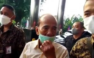 Umur Sudah 81 Tahun, Dijemput Paksa KPK Pula, Lihat Tuh Annas Maamun - JPNN.com