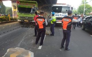 Truk Tabrak Separator Busway, WH Jadi Korban, Kondisinya Mengkhawatirkan - JPNN.com