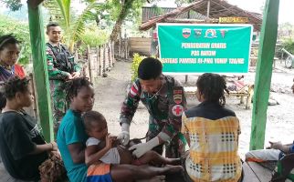 Prajurit TNI Berkeliling Kampung di Papua Saat Situasi Tak Menentu, Warga Senang - JPNN.com