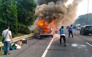 Peugeot Ludes Terbakar di Tol JORR - JPNN.com