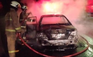 Mobil Sedan Terbakar di Tol Jakarta-Merak, Ini Penyebabnya - JPNN.com