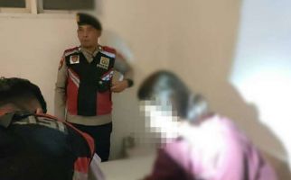 Polisi Pakai Kunci Cadangan, Pasangan Mesum Kaget, Pintu Kamar Ada yang Buka - JPNN.com