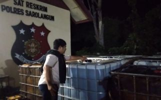 Rumah Penimbunan Solar Bersubsidi Digerebek Polisi, Ya Ampun, Pelaku Tak Disangka - JPNN.com