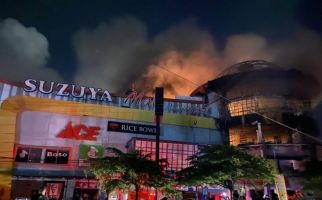 Sudah 10 Jam Api Membakar Suzuya Mall, Petugas Damkar Kewalahan - JPNN.com