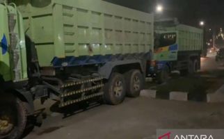 Jalan Senilai Rp 32 Miliar jadi Tempat Parkir Truk, Bupati Bogor Kesal - JPNN.com