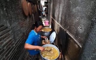 Tengkleng Yu Tentrem, Kenikmatan Menyantap Daging Menempel Tulang di Gang Sempit - JPNN.com