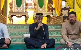 Sultan Pontianak Membantah Omongan Ali Fikri KPK, Siapa Pria di Sampingnya Itu? - JPNN.com