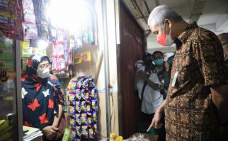 Sidak Harga Minyak Goreng Curah di Pasar Muntilan, Ganjar Awalnya Tak Percaya - JPNN.com