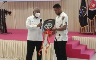 Gubernur Dominggus Beri Hadiah Mobil kepada Ricky Kambuaya  - JPNN.com