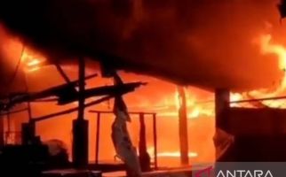 Gegara Petasan, 15 Kios dan 6 Ruko di Cakung Jaktim Terbakar - JPNN.com