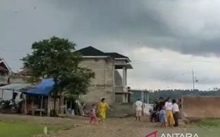 Diterjang Angin Puting Beliung, Belasan Rumah di Cianjur Rusak - JPNN.com