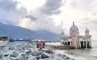 Masjid Terapung Menjadi Saksi Bisu Kelamnya Bencana Gempa-Tsunami - JPNN.com
