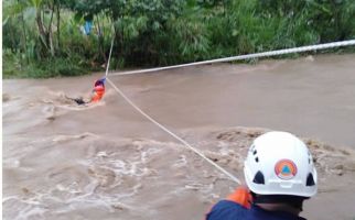 2 Warga Blitar Terjebak Banjir di Sungai, Lihat, Mengerikan - JPNN.com