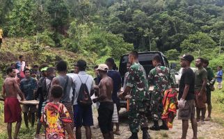 Prajurit TNI Bantu Pemakaman Jenazah Warga Perbatasan Papua - JPNN.com
