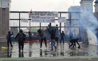 Demo 11 April Rusuh, Terjadi Bentrokan, Polisi Tembakkan Gas Air Mata - JPNN.com