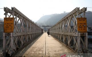 Dikira Petugas Pemda, Maling dengan Santai Preteli Jembatan Besi di Hadapan Warga - JPNN.com