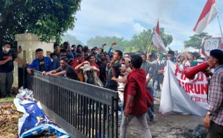 Demo Mahasiswa Mulai Rusuh, Pagar Roboh, Objek Vital Dijaga Ketat - JPNN.com