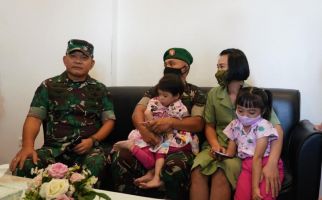 Kedatangan Jenderal Dudung Bikin Terharu, Putri Kembar Siam Serda Fredrik Segera Dioperasi - JPNN.com