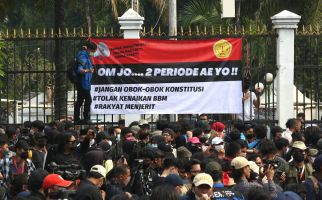 Mahasiswa Berdemo di Depan DPR, Orator: Goyangkan Pagarnya! - JPNN.com