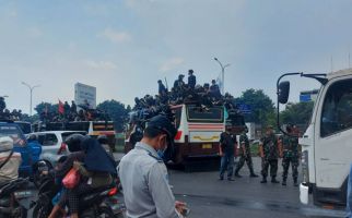 Mahasiswa Blokade Gerbang Tol Gedong Ciracas, Petugas Hanya Berjaga - JPNN.com