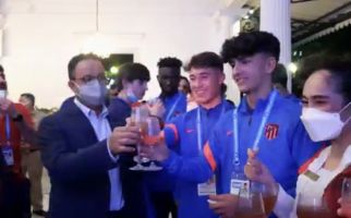 Anies Suguhkan Bir Pletok dan Gambang Kromong kepada Pemain Atletico dan Barcelona - JPNN.com