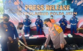 Mobil Pikap Hitam Diikuti Polisi Sampai ke Pelabuhan, Setelah Digeledah Isinya Ternyata - JPNN.com