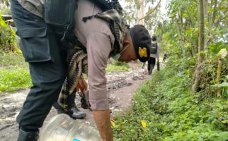 Polisi Beserban Tiba-tiba Membuang Sesuatu di Parit, Oh Ternyata - JPNN.com