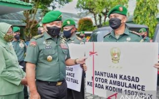Jenderal Dudung Menyerahkan Bantuan 5 Ambulans Bermotor di Kodam Pattimura - JPNN.com