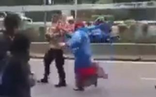Viral Video Mak-Mak Mengaku Anunya Ditendang Polisi, AKBP Setyo Bilang Begini - JPNN.com