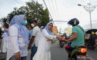 Aksi Kompak Sukarelawan Gema Sandi Berbagi Takjil Gratis di Gorontalo - JPNN.com