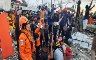 Bangunan Alfamart Ambruk, 15 Orang Terjebak Dalam Reruntuhan - JPNN.com