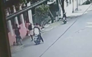 Aksi 2 Pria Bermotor Ini Terekam CCTV, Kelakuan Mereka Bikin Merinding, Korban Syok - JPNN.com