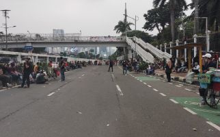 Demonstrasi Masih Berlangsung, Jalanan di Depan Gedung DPR Masih Ditutup - JPNN.com