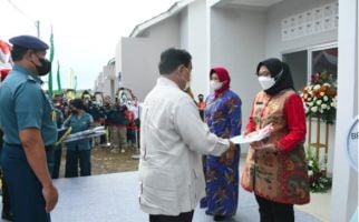Lihat, Prabowo Serahkan Kunci & Sertifikat Perumahan Khusus Kepada Ahli Waris Pahlawan KRI Nanggala-402 - JPNN.com