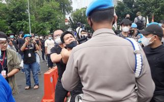 Diduga Provokator, Lelaki Berkaus Hitam Ini Ditangkap Polisi di Tengah Aksi Demo - JPNN.com