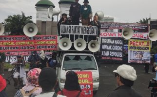 Mak-Mak dan Sejumlah Buruh Ikut Demo, Bawa Poster Jokowi Mundur Harga Mati - JPNN.com
