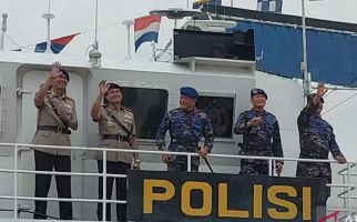 Eks Kakorpolairud Melambaikan Tangan dari Atas Kapal, Komjen Arief Turut Menyaksikan - JPNN.com
