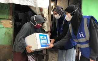 Human Initiative Bersama Zee Zee Shahab Sebarkan Bingkisan Ramadan di Perkampungan - JPNN.com