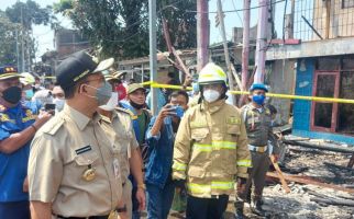 Anies Baswedan Janji 40 Pedagang Korban Kebakaran Pasar Gembrong Bakal Diberi Modal - JPNN.com
